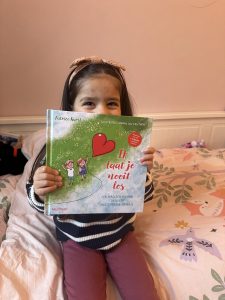 Dochter met het boek ik laat je nooit meer los 