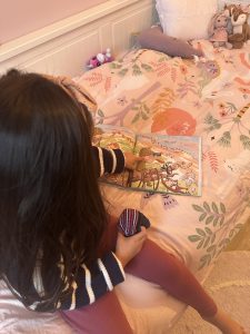 intiem leesmoment waarbij een dochterinstelling het boek aanwijst wat zij voelt. 